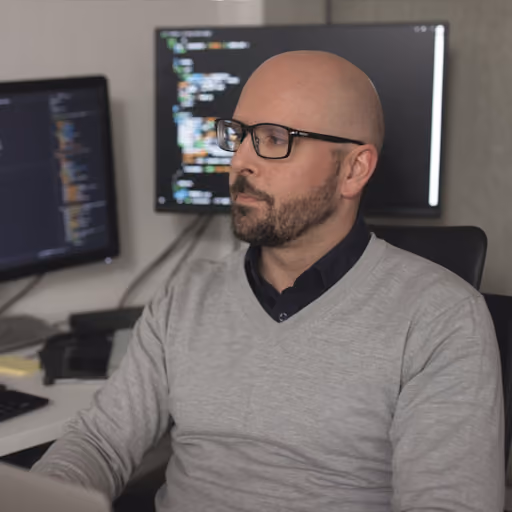 Jonas Pudas vid sitt skrivbord